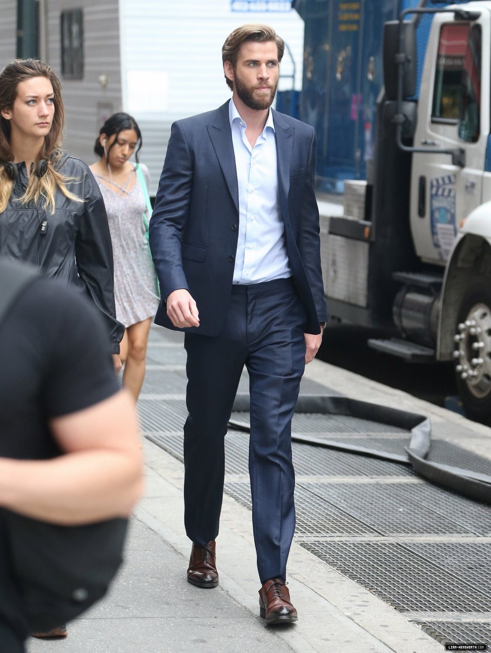 liamhemsworthorg1113.jpg